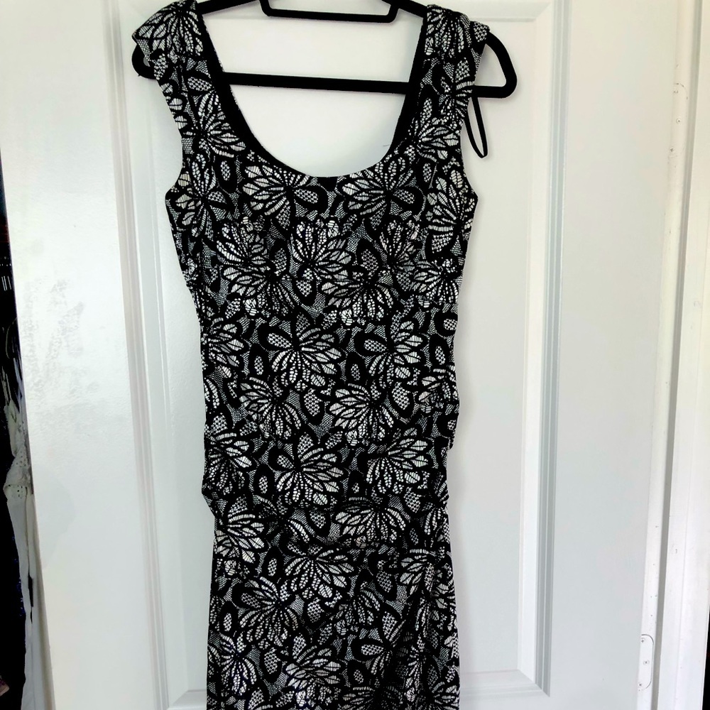 London Times Black and White Floral Patterned Satin Dress with ruching detail.